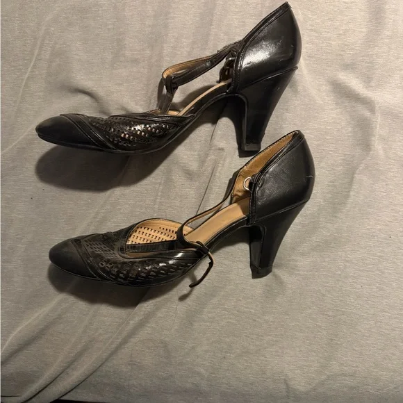 Naturalizer Black T-Strap Pointed Toe Heels with Perforated Detail - Picture 3 of 4